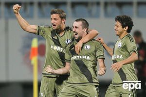 Кухарчик (по центру) приносит победу варшавской "Легии"