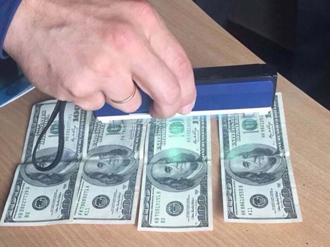 Двух следователей задержали после получения взятки