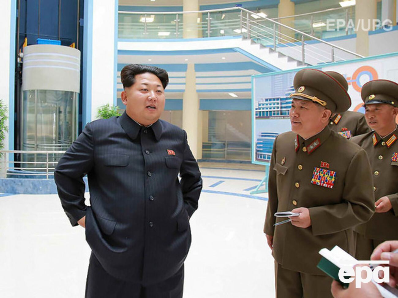 Ким Чен Ын (слева) пытается заставить Сеул выключить громкоговорители с критикой его режима