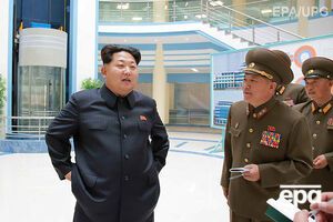 Ким Чен Ын (слева) пытается заставить Сеул выключить громкоговорители с критикой его режима