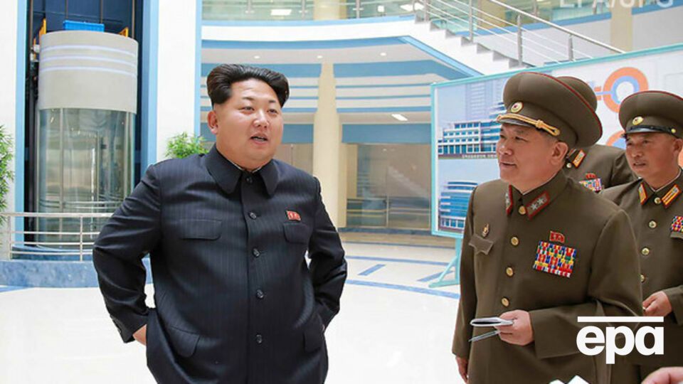 Ким Чен Ын (слева) пытается заставить Сеул выключить громкоговорители с критикой его режима
