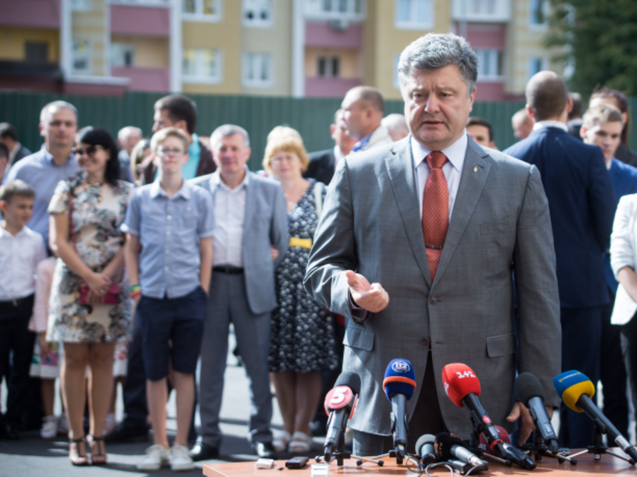 Порошенко считает, что не может быть братских народов, воюющих между собой