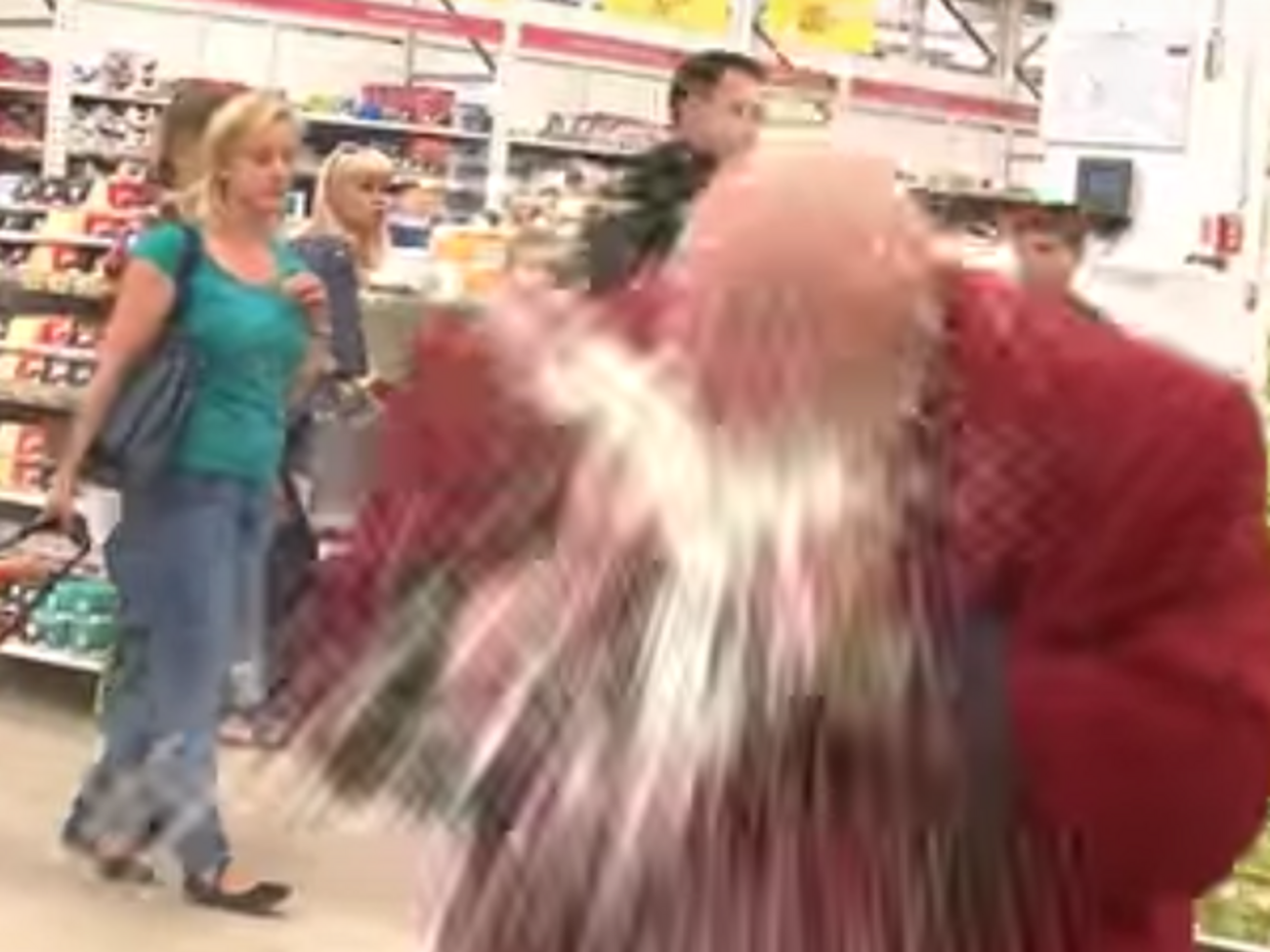 В Санкт-Петербурге музыкант Барецкий уничтожил импортное пиво прямо в супермаркете. Видео