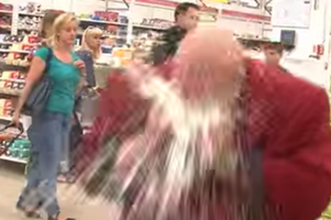 В Санкт-Петербурге музыкант Барецкий уничтожил импортное пиво прямо в супермаркете. Видео