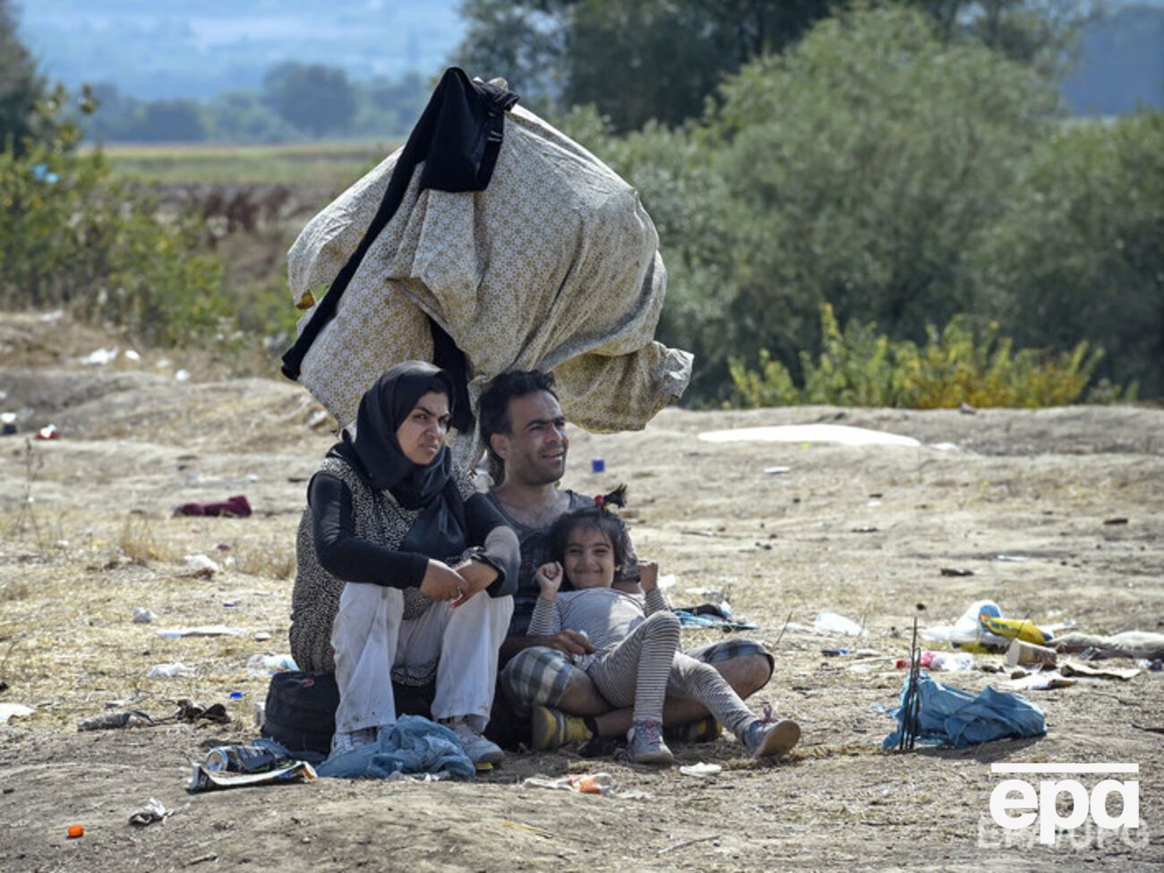 Из-за наплыва мигрантов Македония ввела режим ЧС на границе. Фоторепортаж