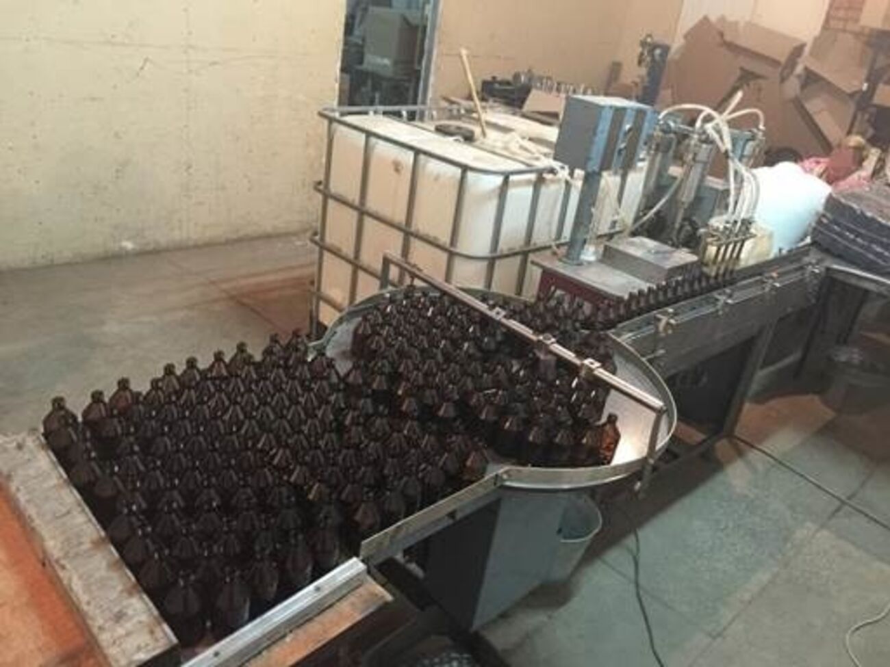 Во время обысков в офисах и складских помещениях нескольких частных предприятий правоохранители изъяли две линии по изготовлению фальсификата медпрепаратов и более 100 тыс. флаконов изготовленной продукции