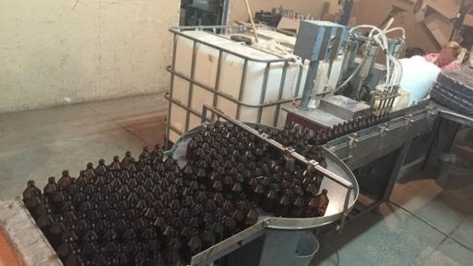 Во время обысков в офисах и складских помещениях нескольких частных предприятий правоохранители изъяли две линии по изготовлению фальсификата медпрепаратов и более 100 тыс. флаконов изготовленной продукции