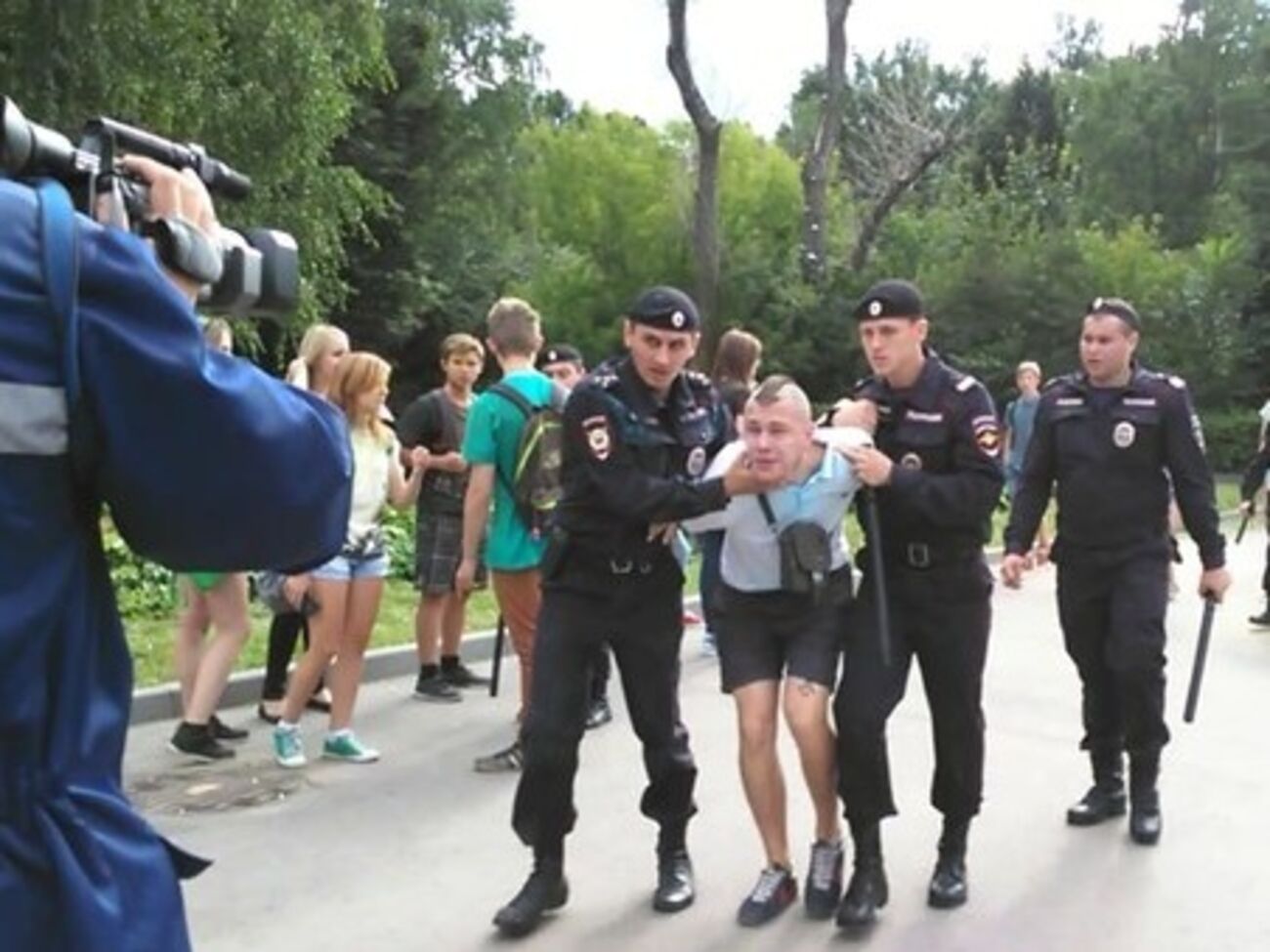 Милиция задерживала и избивала участников фестиваля красок Холи в Москве