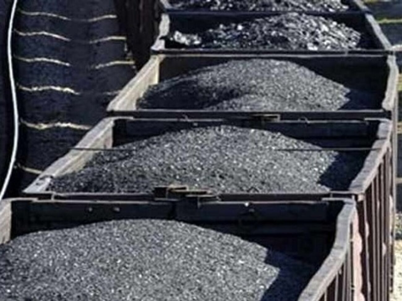 По восстановленному участку железной дороги снова пошли поезда с углем