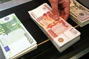 Рубль продолжает стремительно дешеветь