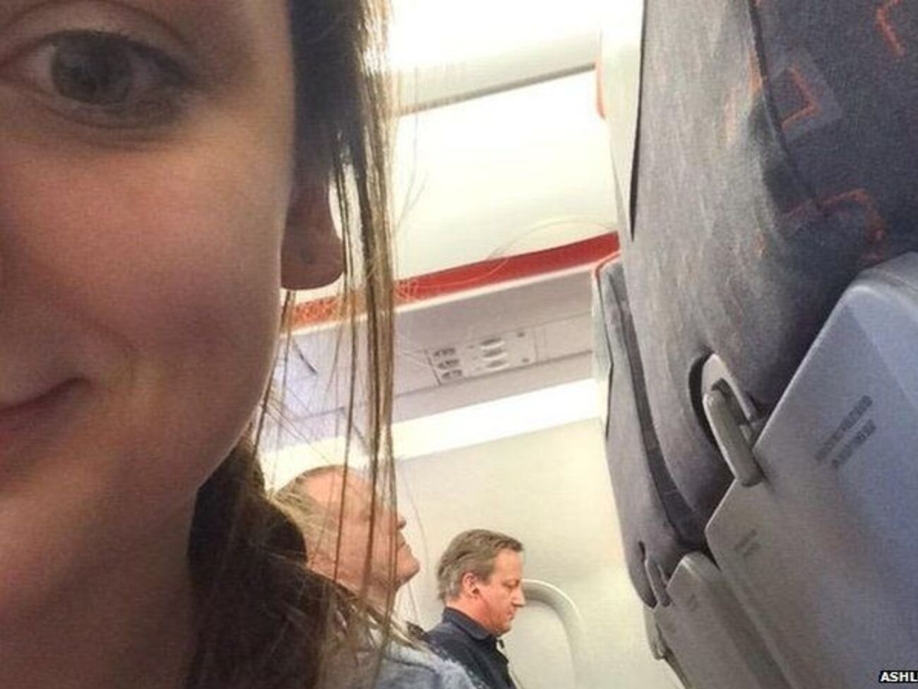 Девочка сделала селфи в салоне лоукоста на фоне британского премьер-министра Кэмерона