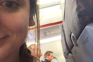 Девочка сделала селфи в салоне лоукоста на фоне британского премьер-министра Кэмерона