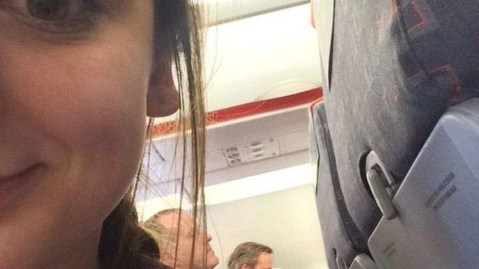 Девочка сделала селфи в салоне лоукоста на фоне британского премьер-министра Кэмерона