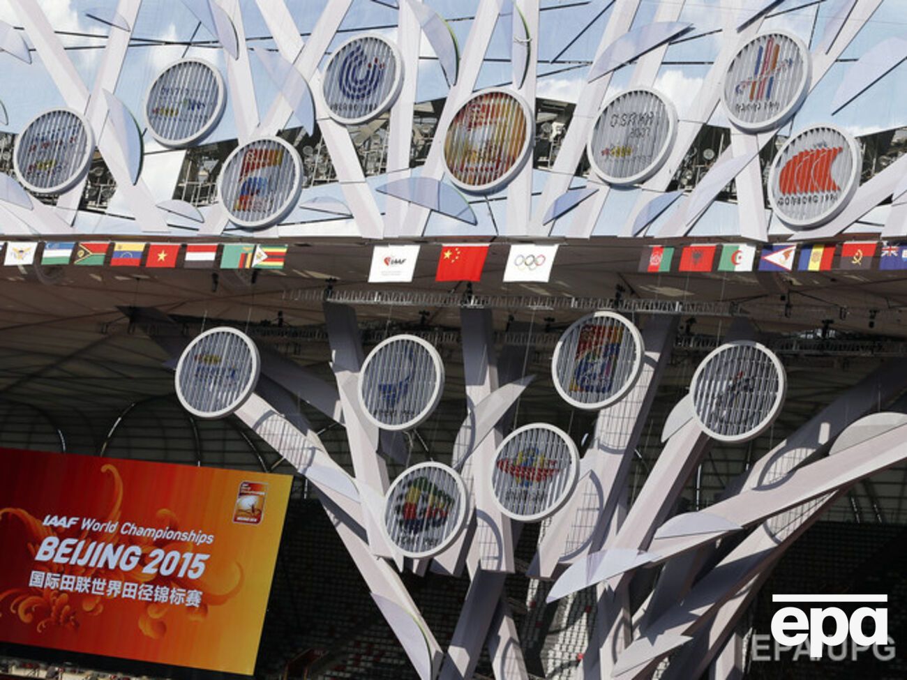 Логотип чемпионата мира по легкой атлетике на национальном стадионе "Птичье гнездо" в Пекине