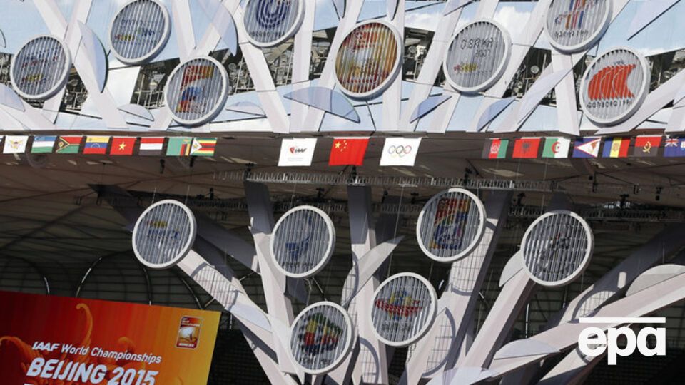 Логотип чемпионата мира по легкой атлетике на национальном стадионе "Птичье гнездо" в Пекине
