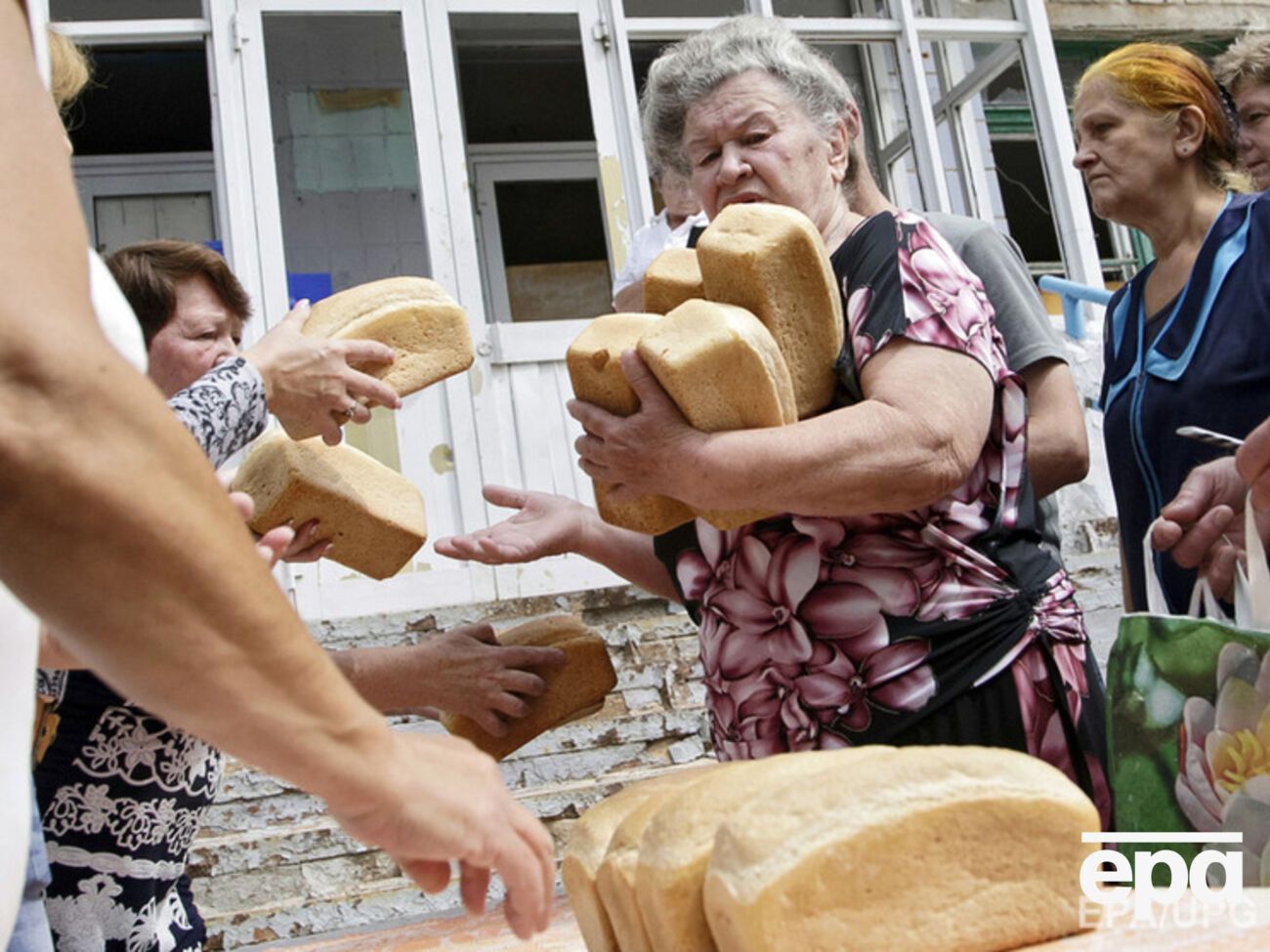 Гудков:&nbsp;Хлеб&nbsp;&ndash; это не смартфон, его на три года вперед себе не купишь. Так что просто готовиться к очередному витку инфляции в России...