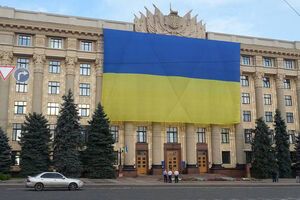 На здании Харьковской ОГА вывесили огромный флаг Украины