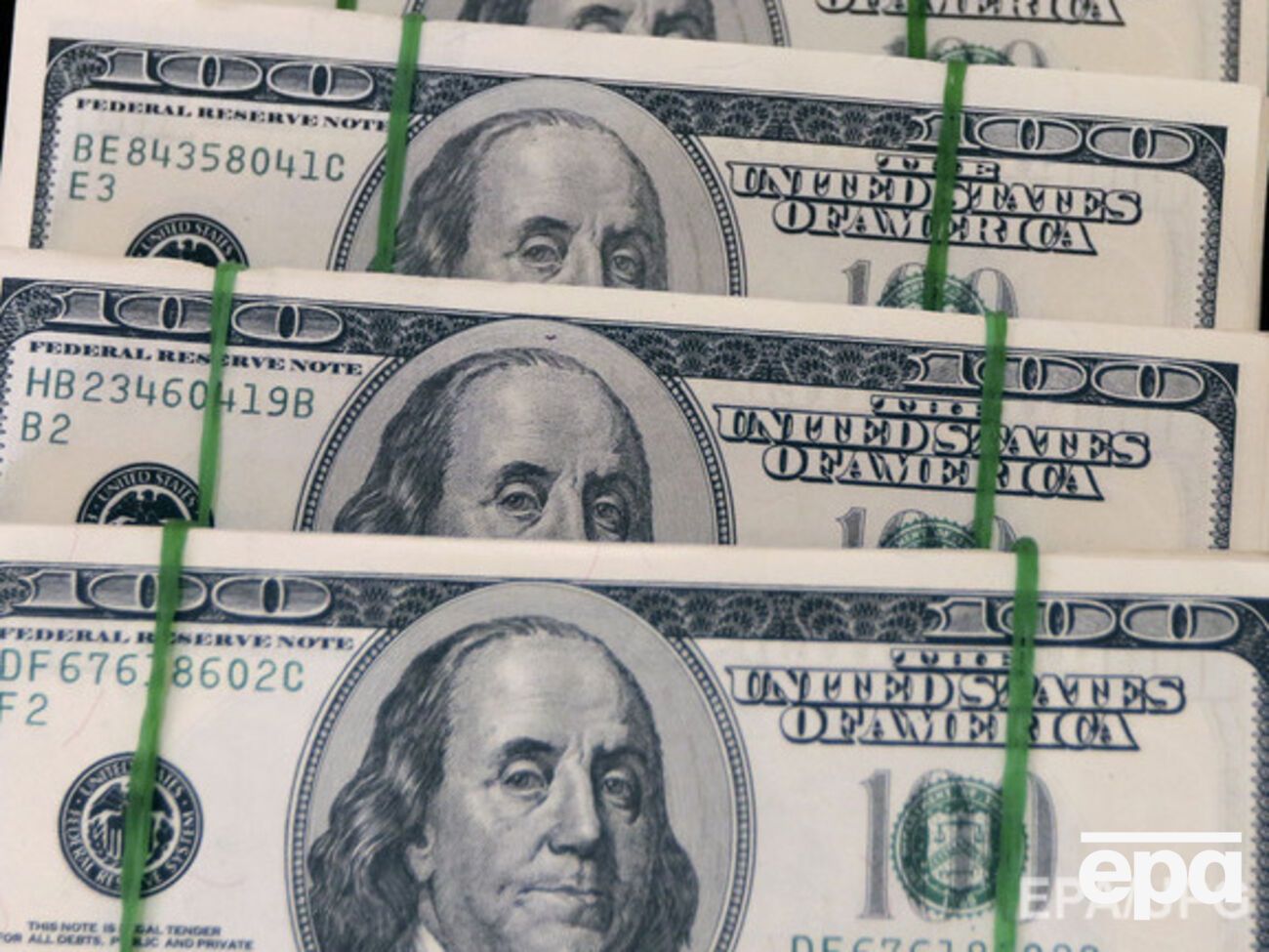 Нацбанк понизил курс гривны к доллару и евро