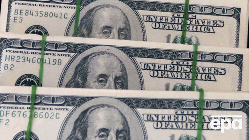 Нацбанк понизил курс гривны к доллару и евро