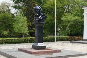 Активист предложил крымчанам индивидуально принести цветы к памятнику Шевченко в Симферополе