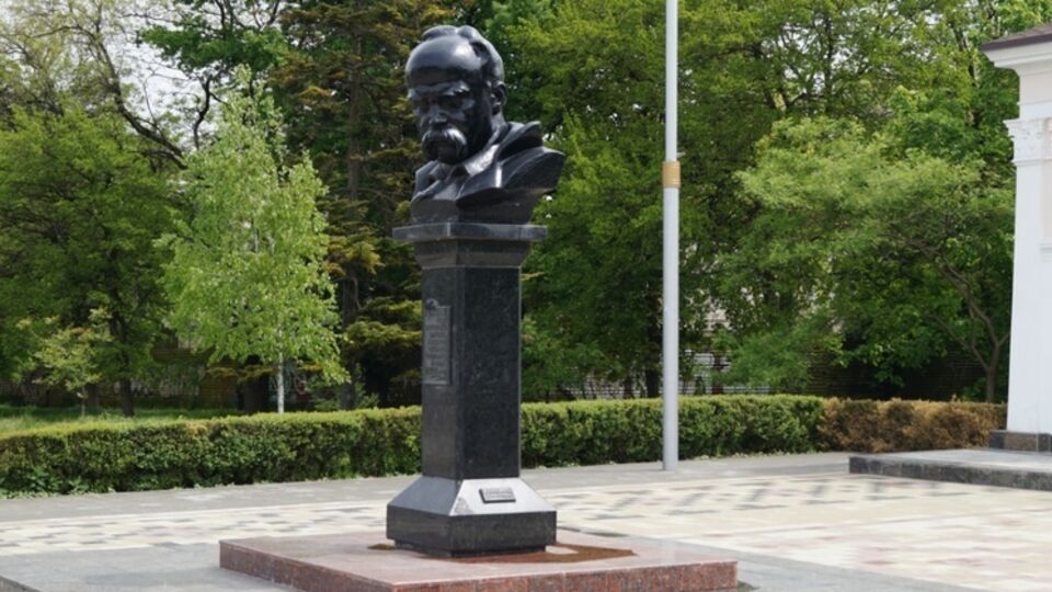 Активист предложил крымчанам индивидуально принести цветы к памятнику Шевченко в Симферополе