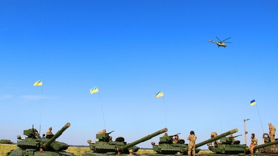 Порошенко передаст военным отремонтированную и модернизированную технику