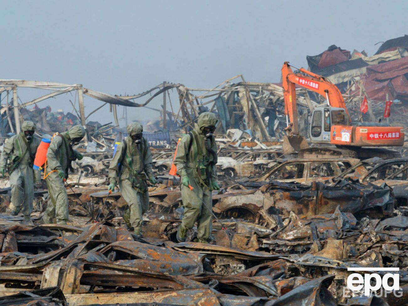 Солдаты из войск химзащиты Китая обеззараживают обломки автомобилей в Тяньцзине