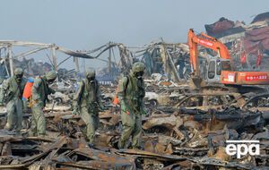 Солдаты из войск химзащиты Китая обеззараживают обломки автомобилей в Тяньцзине
