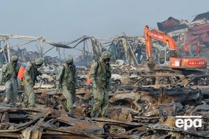 Солдаты из войск химзащиты Китая обеззараживают обломки автомобилей в Тяньцзине