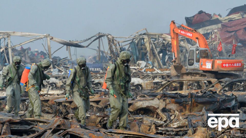 Солдаты из войск химзащиты Китая обеззараживают обломки автомобилей в Тяньцзине