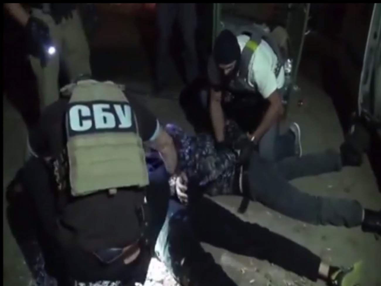 Подозреваемых членов "ННР" задержали во время расклеивания листовок