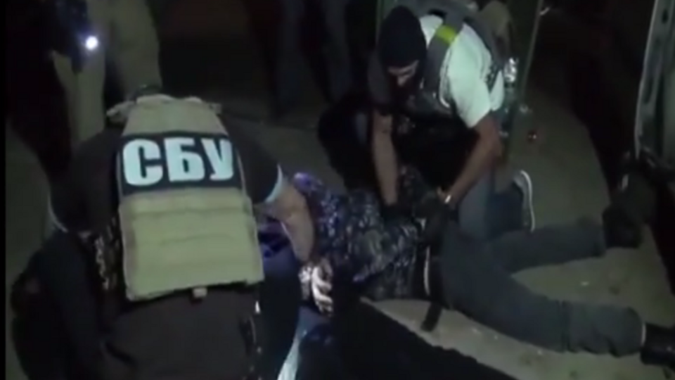 Подозреваемых членов "ННР" задержали во время расклеивания листовок