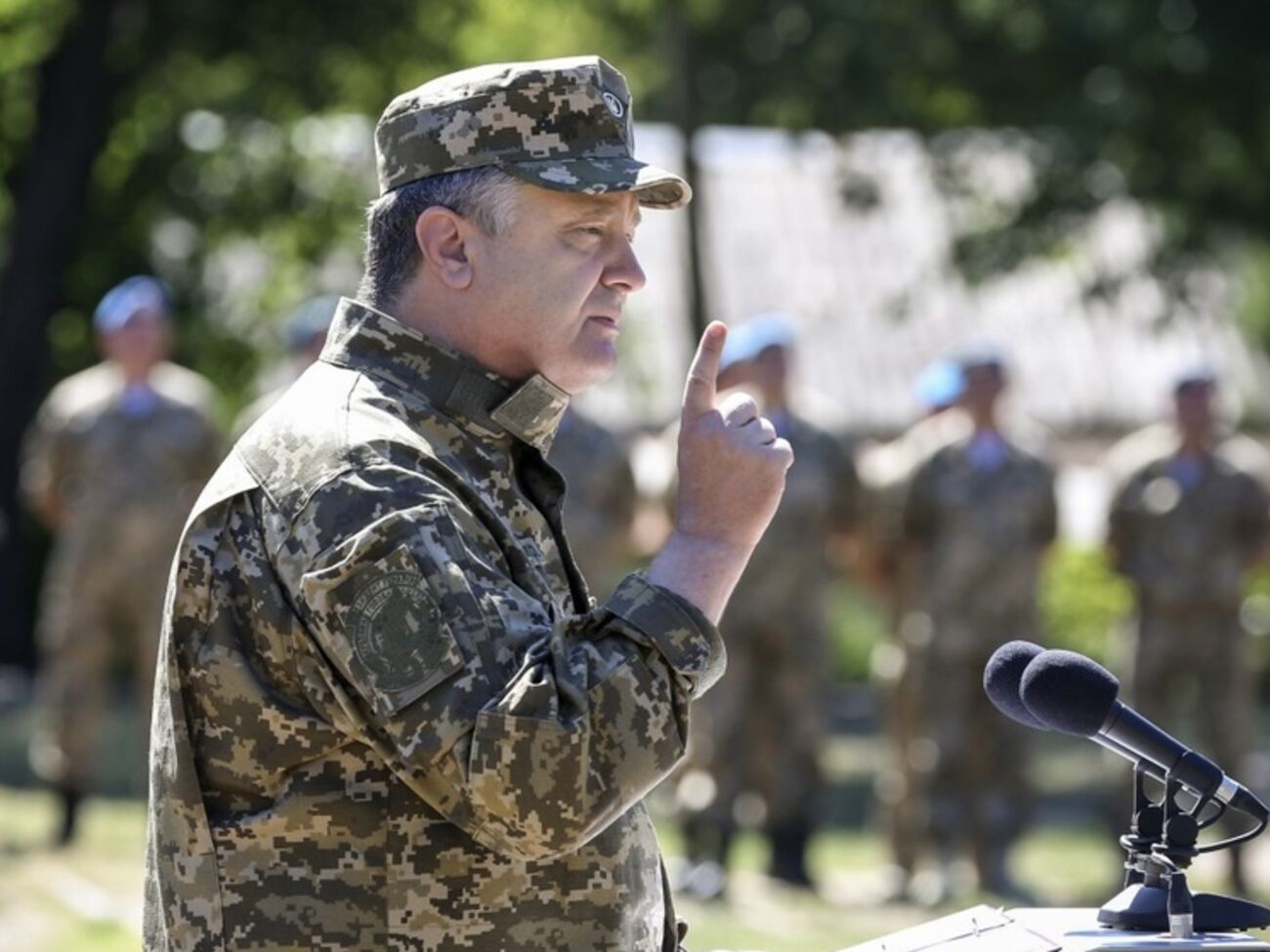 Порошенко заявил, что угроза наступления российских войск на Донбассе растет