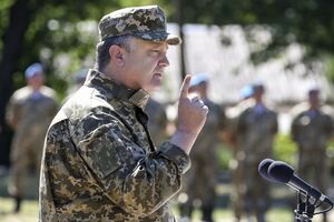 Порошенко заявил, что угроза наступления российских войск на Донбассе растет