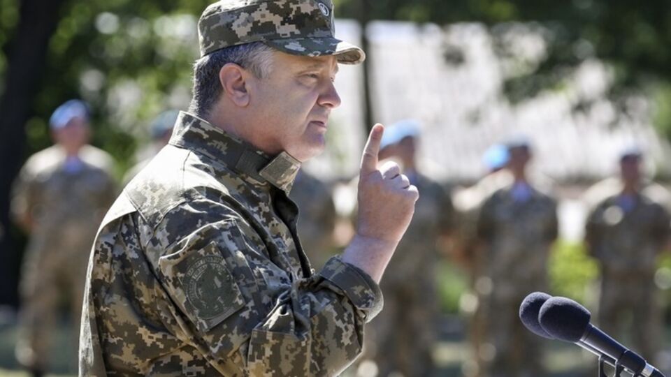 Порошенко заявил, что угроза наступления российских войск на Донбассе растет