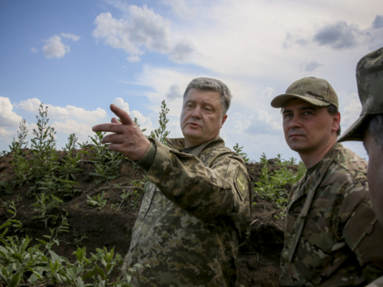 Порошенко заявил, что новые поколения украинцев должны будут иметь армейский опыт