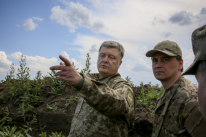 Порошенко заявил, что новые поколения украинцев должны будут иметь армейский опыт