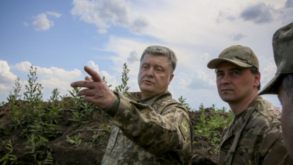 Порошенко заявил, что новые поколения украинцев должны будут иметь армейский опыт