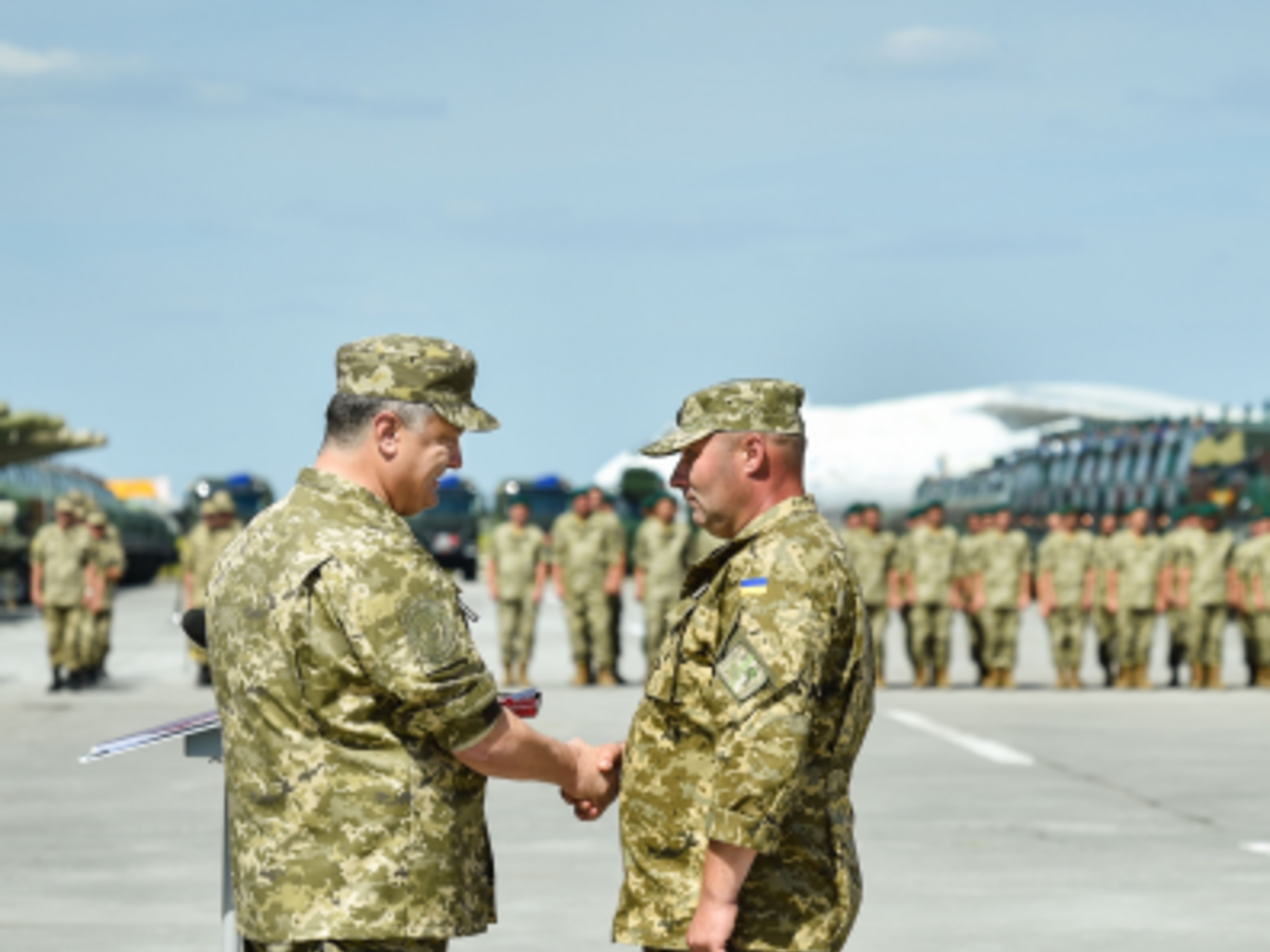 Порошенко вручил госнаграды военнослужащим