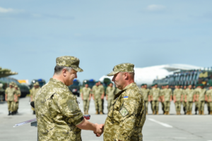 Порошенко вручил госнаграды военнослужащим