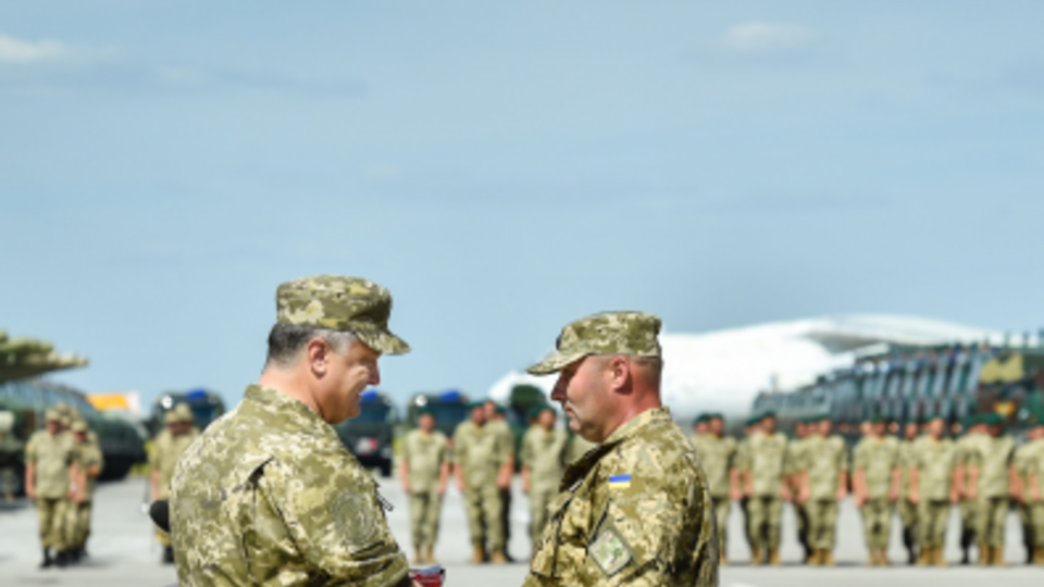 Порошенко вручил госнаграды военнослужащим
