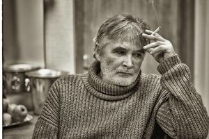 Орлуша: Решил он на свадьбу явиться в часах, в десантной тельняшке и в красных трусах, он выглядел глупо во имя страны... А город подумал – подарок жены!