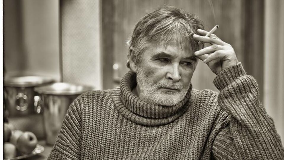 Орлуша: Решил он на свадьбу явиться в часах, в десантной тельняшке и в красных трусах, он выглядел глупо во имя страны... А город подумал – подарок жены!