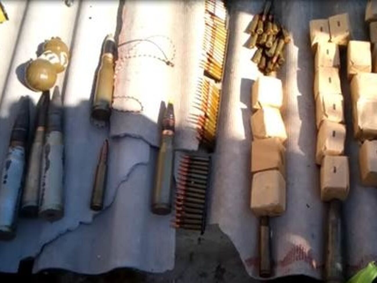 Задержанный житель Старобельска хранил в тайнике боеприпасы, оружие и порох