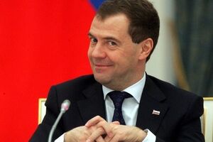 Российский премьер Медведев остался доволен посещением военных на Итурупе