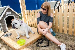На "парковке" для собак четыре бокса с будками, есть вода, запасной поводок и ошейник, закрывающийся на ключ