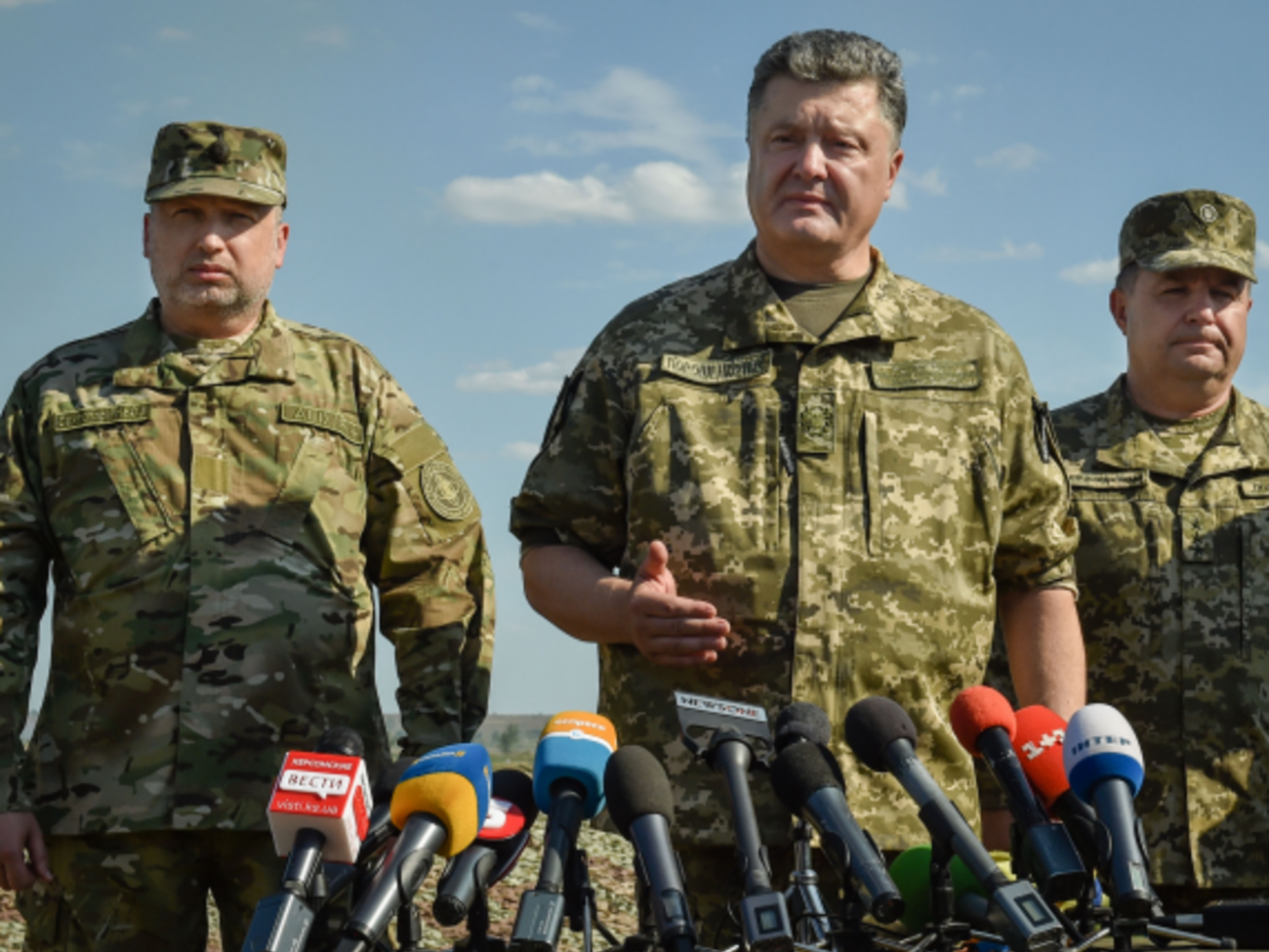 Президент Петр Порошенко в Чугуеве выразил уверенность в силе и прекрасной подготовке ВСУ