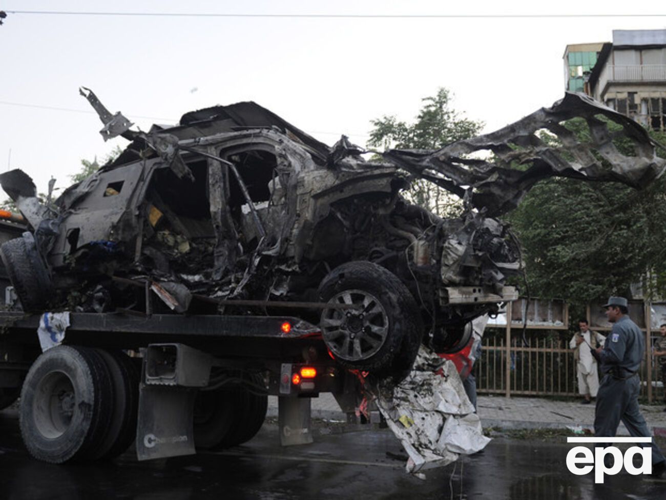 Поврежденный автомобиль увозят с места взрыва бомбы в Кабуле