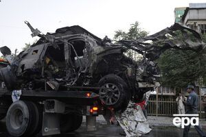 Поврежденный автомобиль увозят с места взрыва бомбы в Кабуле