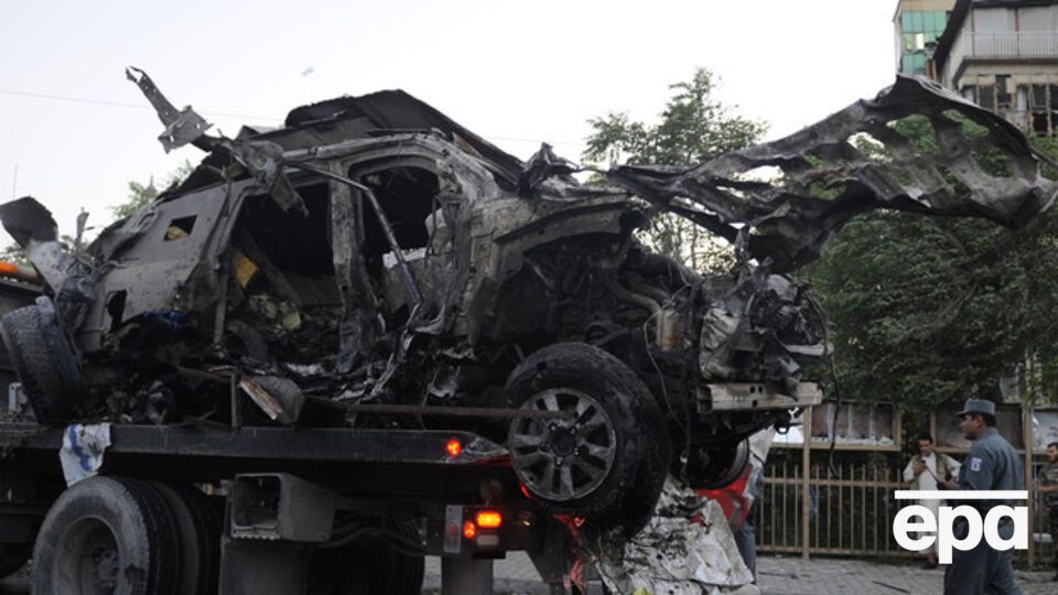 Поврежденный автомобиль увозят с места взрыва бомбы в Кабуле